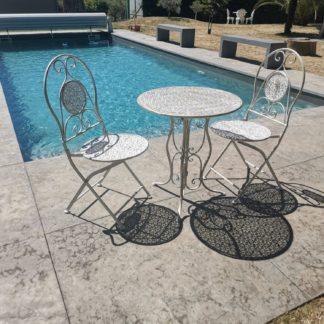 Table et chaises en fer forgées blanc