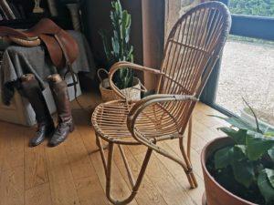 chaise en rotin pour décoration mariage