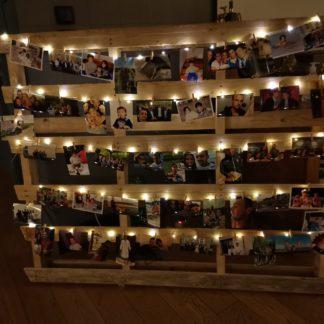 palette en bois avec guirlande lumineuse, ficelle de jute et épingles en bois pour photos, placement tables mariage