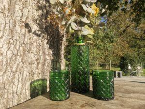 Décoration de mariage vintage avec une carafe ancienne en verre teinté de vert et ses 2 verres pour une touche de vintage.