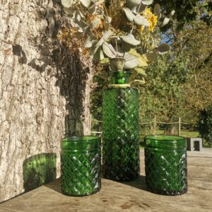 Décoration de mariage vintage avec une carafe ancienne en verre teinté de vert et ses 2 verres pour une touche de vintage.