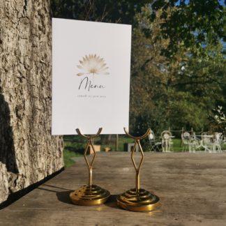 porte-menu doré croisé pour une touche d'élégance à vos tables de mariage