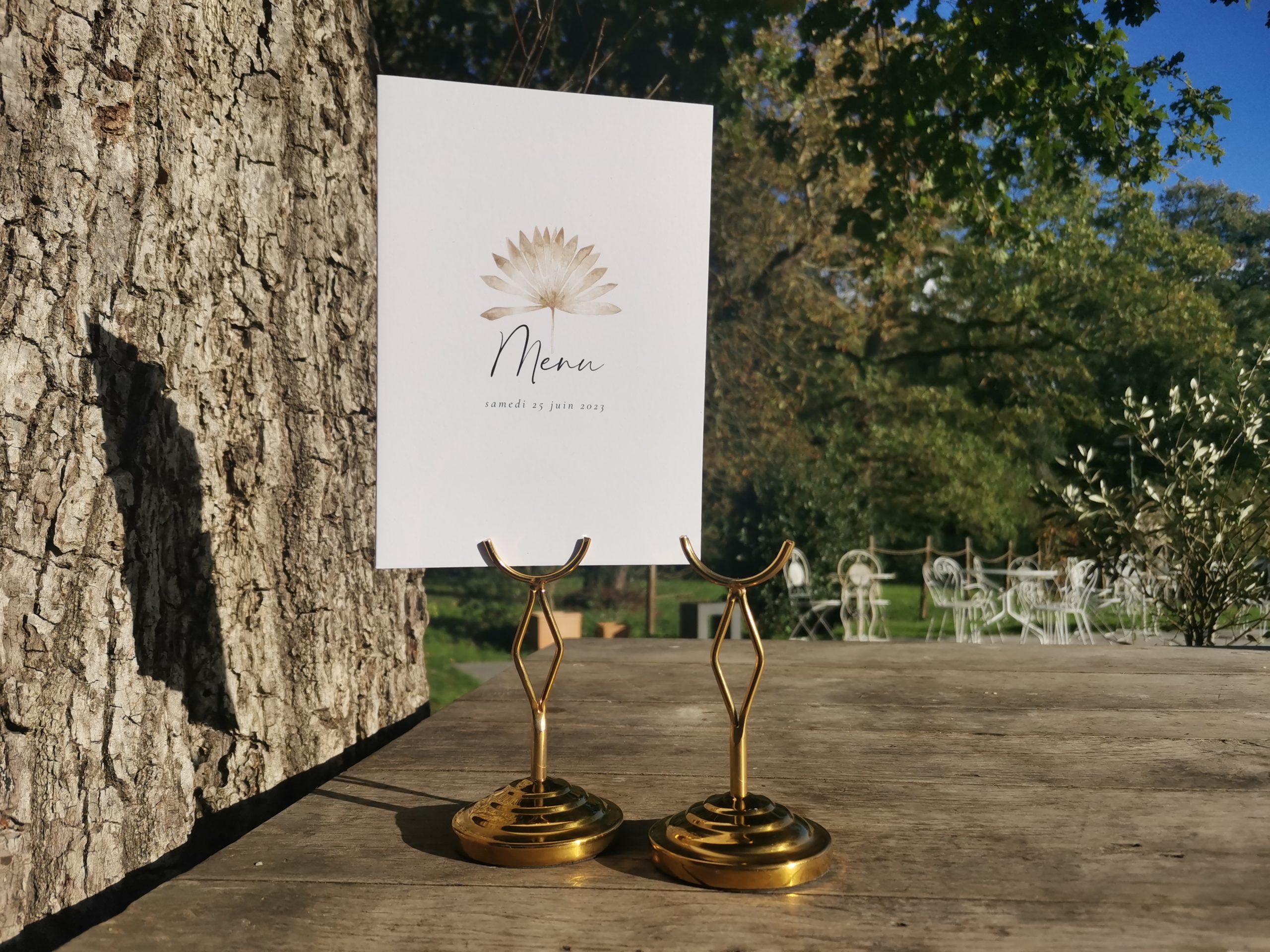 porte-menu doré croisé pour une touche d'élégance à vos tables de mariage
