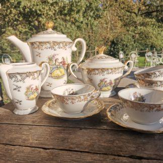 service à thé vintage pour décoration de mariage composé d'une théière, d'un sucrier, d'un pot à lait, de tasses et leurs soucoupes.