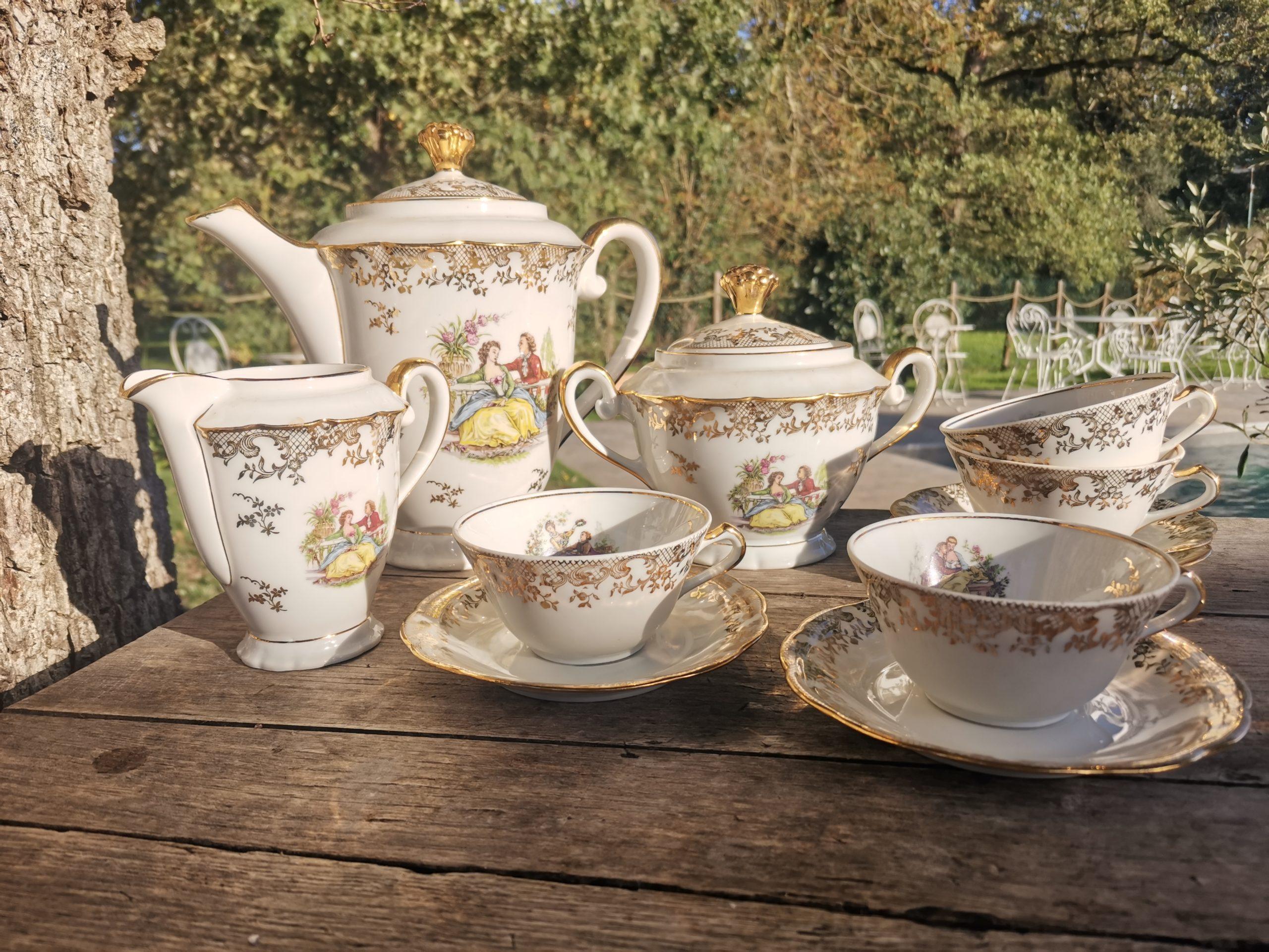 service à thé vintage pour décoration de mariage composé d'une théière, d'un sucrier, d'un pot à lait, de tasses et leurs soucoupes.