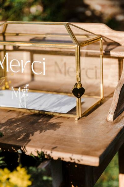 Urne transparente dorée pour mariage